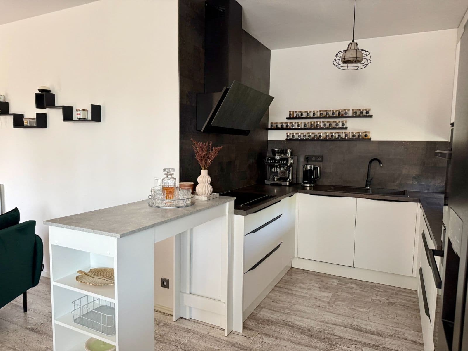 Predaj bytu 3-izbový 110 m², Lomená, Zbuzany, Středočeský kraj Predaj bytu 3-izbový 110 m², Lomená, Zbuzany, Středočeský kraj