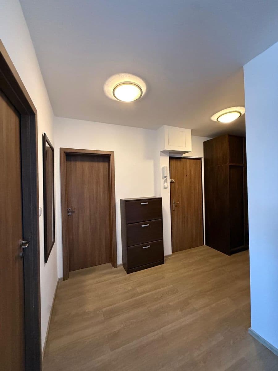 Prenájom bytu 3-izbový 70 m², Pod Jarovem, Praha, Praha Prenájom bytu 3-izbový 70 m², Pod Jarovem, Praha, Praha