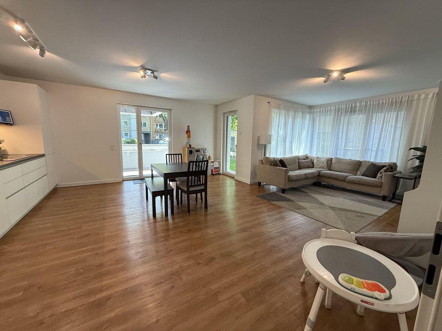 Prenájom bytu 4-izbový 149 m², Uhlenhorster Weg 31A, Hamburg, Hamburg Prenájom bytu 4-izbový 149 m², Uhlenhorster Weg 31A, Hamburg, Hamburg