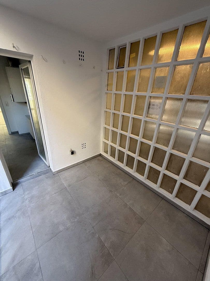 Prenájom bytu 4-izbový 95 m², Karlsruhe, Bádensko-Wurttembersko Prenájom bytu 4-izbový 95 m², Karlsruhe, Bádensko-Wurttembersko