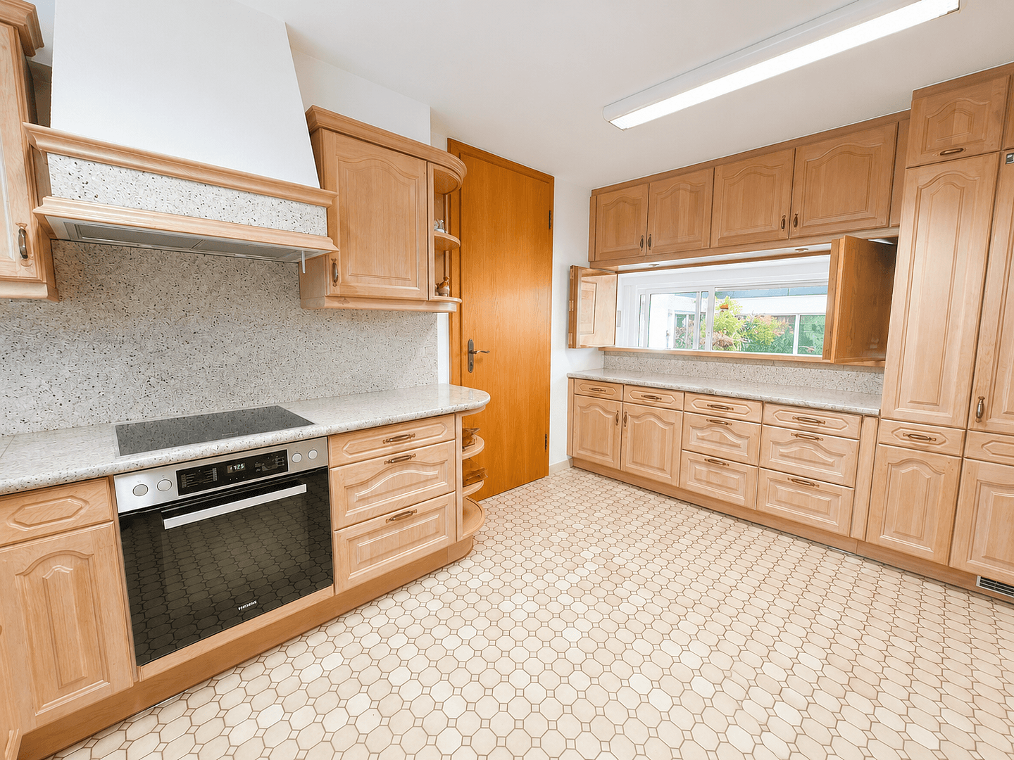 Predaj domu 300 m², pozemok 1.170 m², Mandelring 250, Neustadt, Porýnie-Falcko Predaj domu 300 m², pozemok 1.170 m², Mandelring 250, Neustadt, Porýnie-Falcko