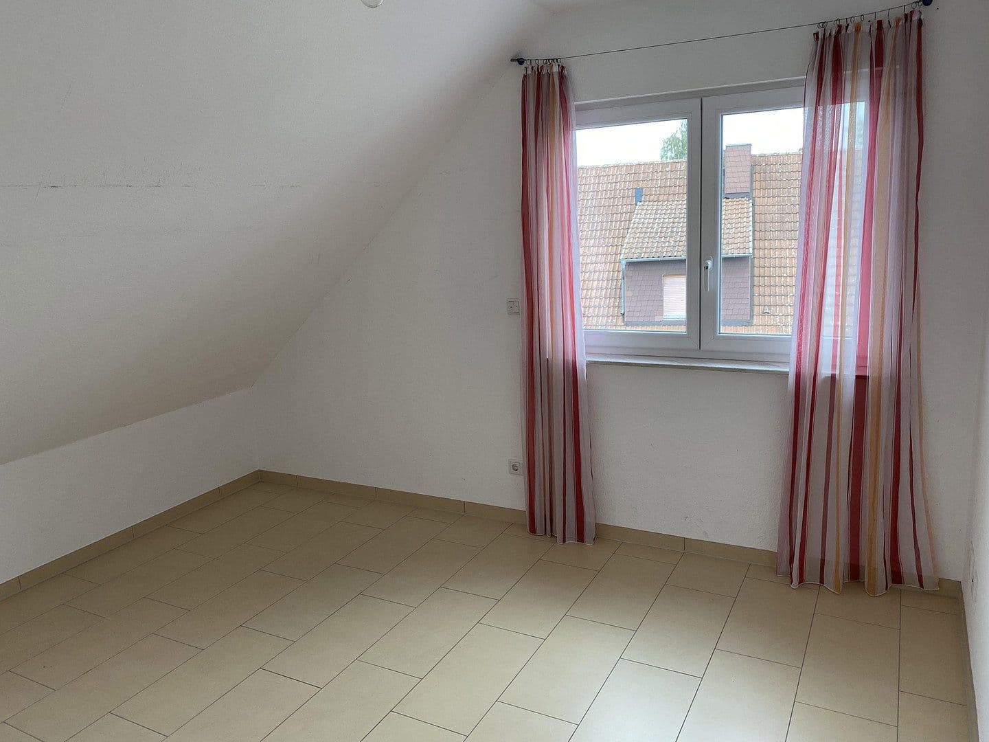 Prenájom bytu 4-izbový 100 m², Münster (Hessen), Hesensko Prenájom bytu 4-izbový 100 m², Münster (Hessen), Hesensko