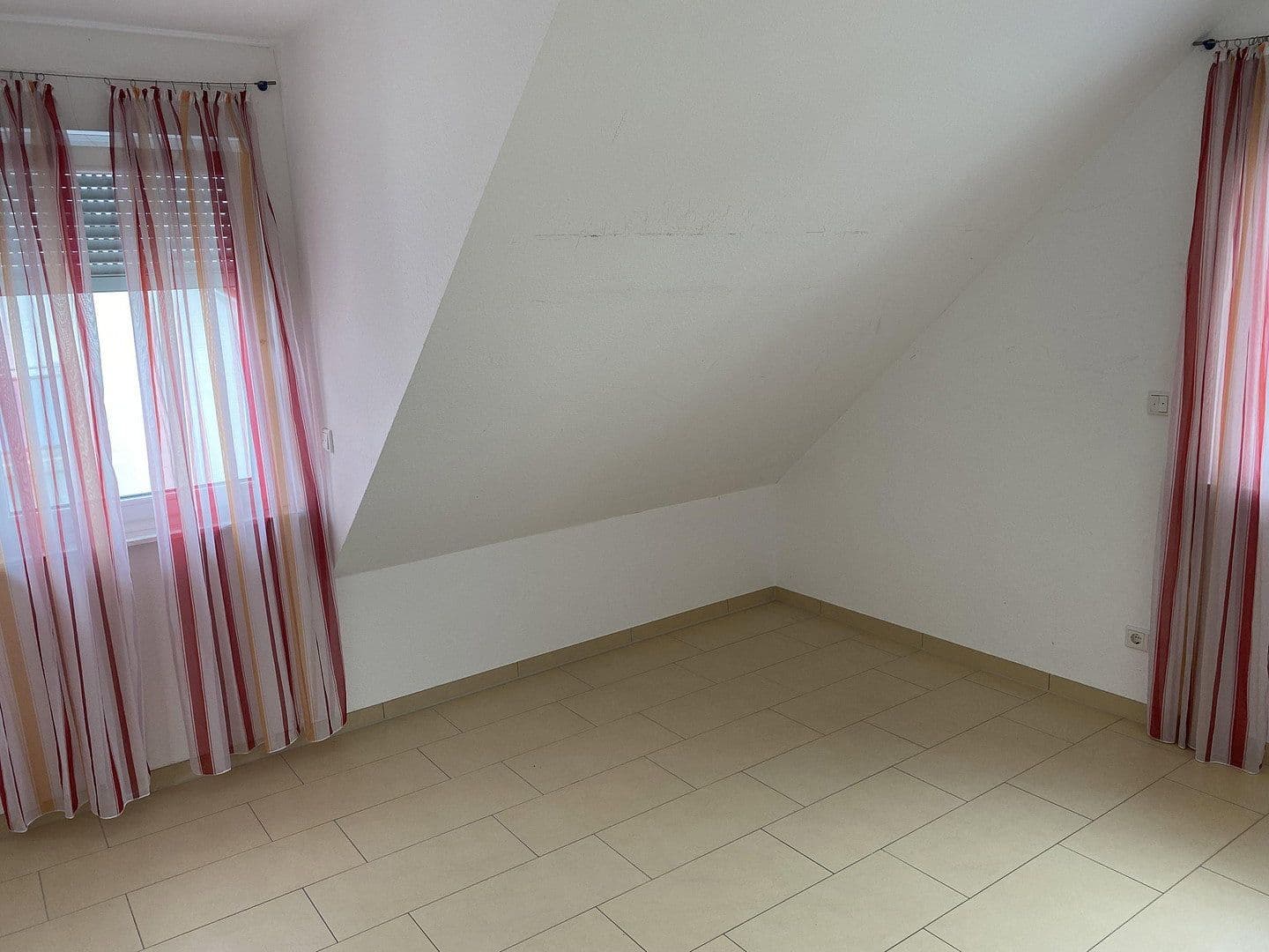 Prenájom bytu 4-izbový 100 m², Münster (Hessen), Hesensko Prenájom bytu 4-izbový 100 m², Münster (Hessen), Hesensko