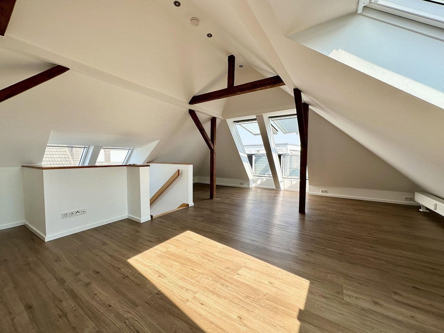 Prenájom bytu 4-izbový 110 m², Mühlheim am Main, Hesensko Prenájom bytu 4-izbový 110 m², Mühlheim am Main, Hesensko
