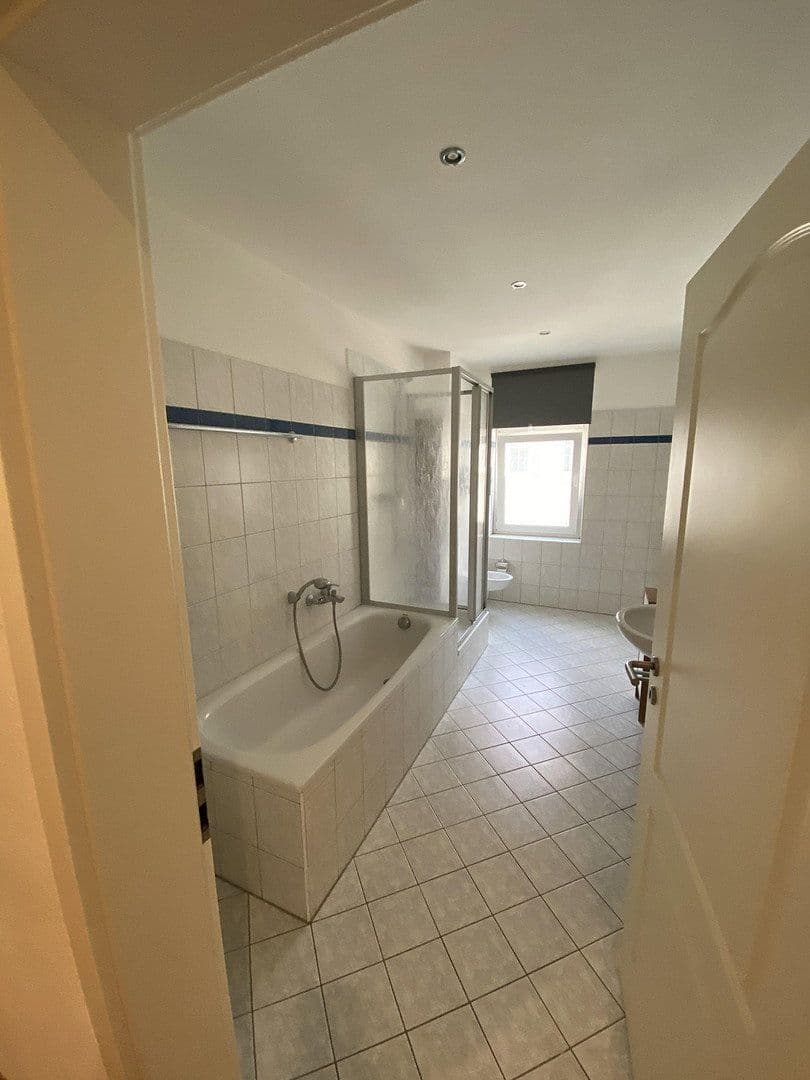 Prenájom bytu 3-izbový 101 m², Erich-Köhn-Straße 90, Leipzig, Sasko Prenájom bytu 3-izbový 101 m², Erich-Köhn-Straße 90, Leipzig, Sasko