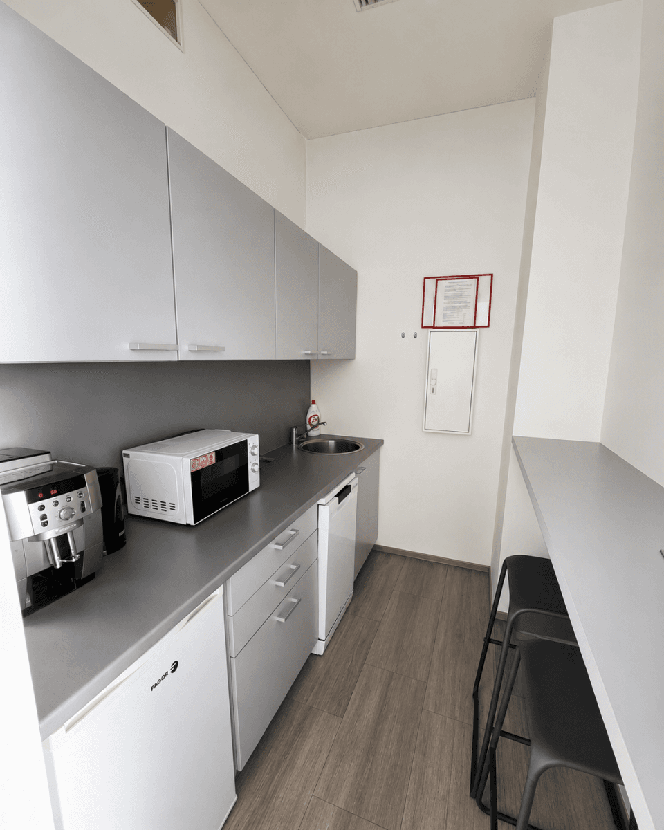 Prenájom kancelárie 45 m², Lomnického, Praha, Praha Prenájom kancelárie 45 m², Lomnického, Praha, Praha