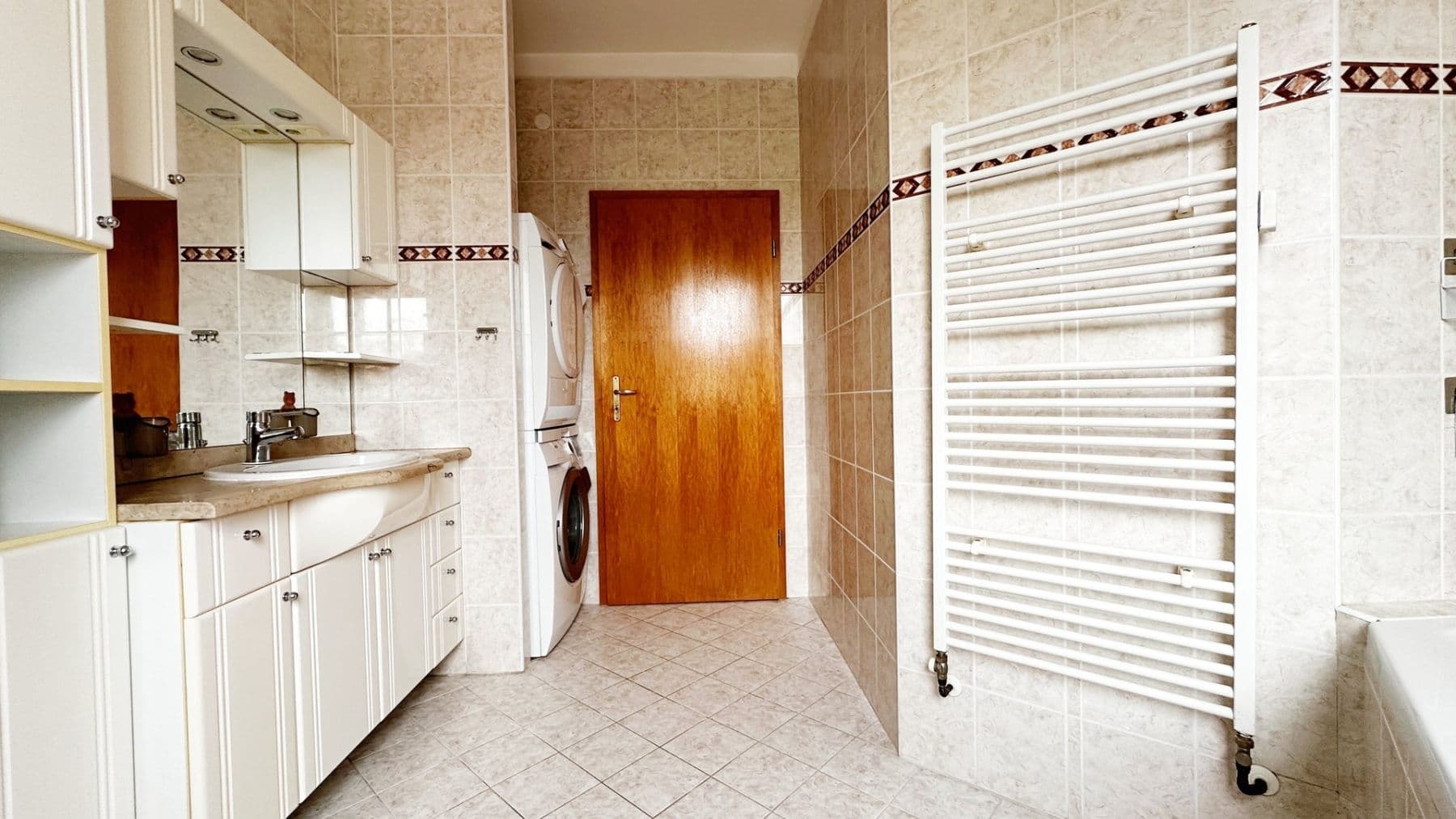 Prenájom bytu 3-izbový 96 m², K viaduktu, Praha, Praha Prenájom bytu 3-izbový 96 m², K viaduktu, Praha, Praha