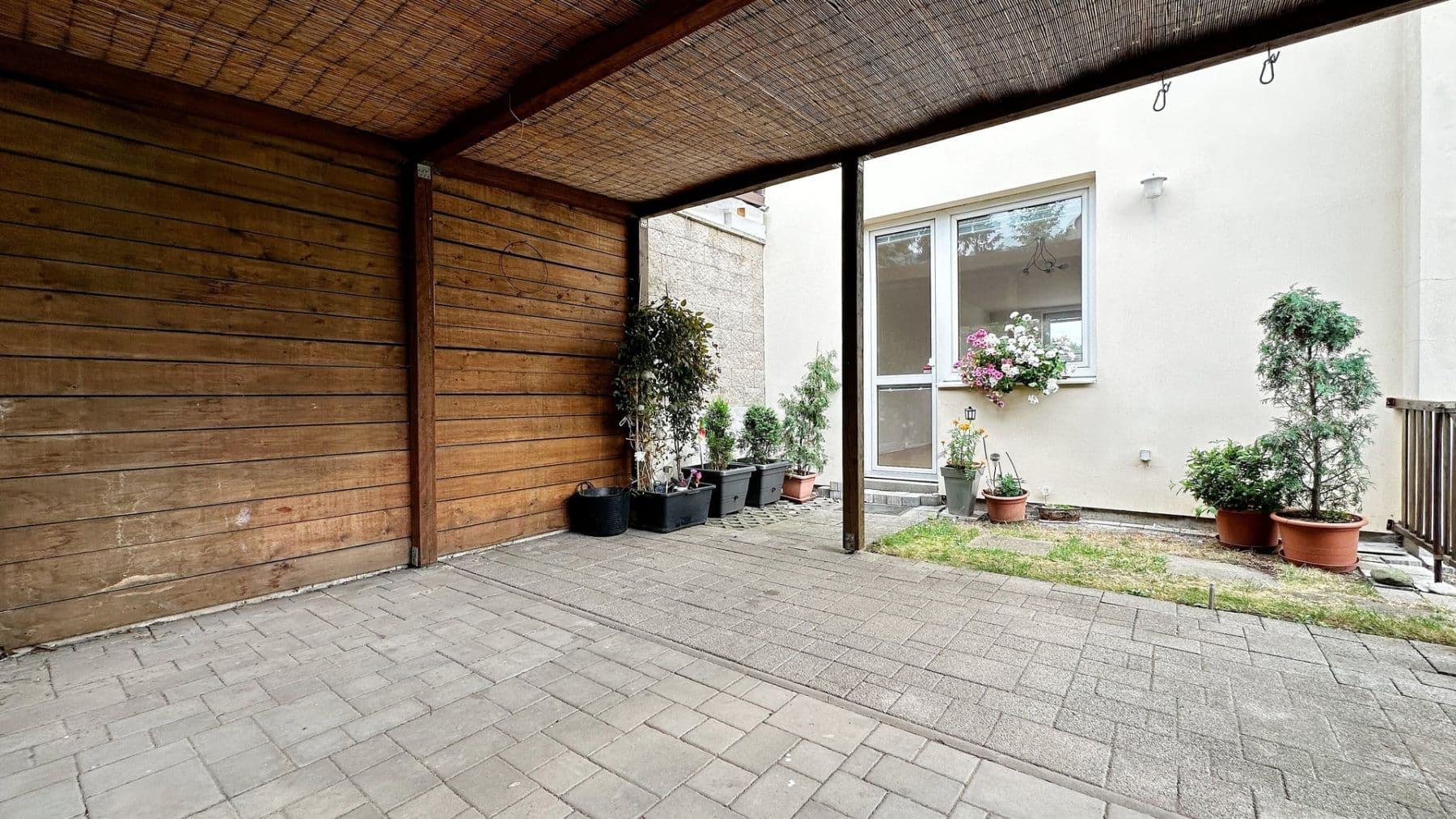Prenájom bytu 3-izbový 96 m², K viaduktu, Praha, Praha Prenájom bytu 3-izbový 96 m², K viaduktu, Praha, Praha