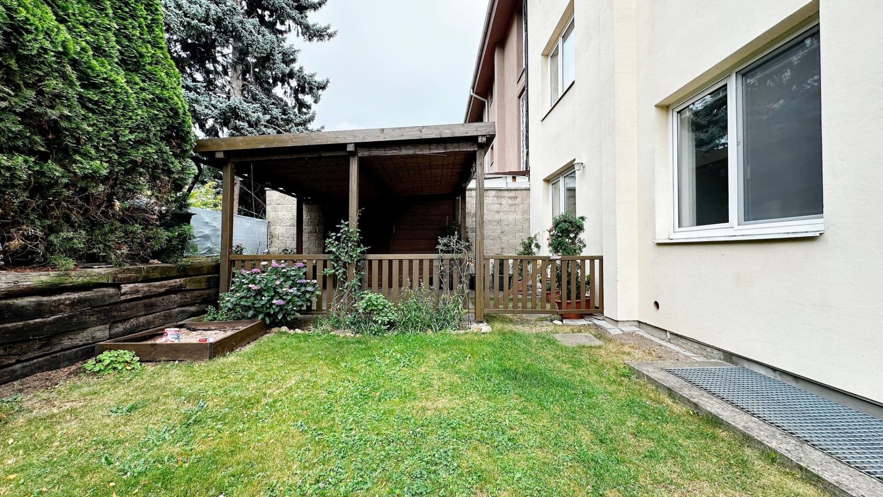 Prenájom bytu 3-izbový 96 m², K viaduktu, Praha, Praha Prenájom bytu 3-izbový 96 m², K viaduktu, Praha, Praha