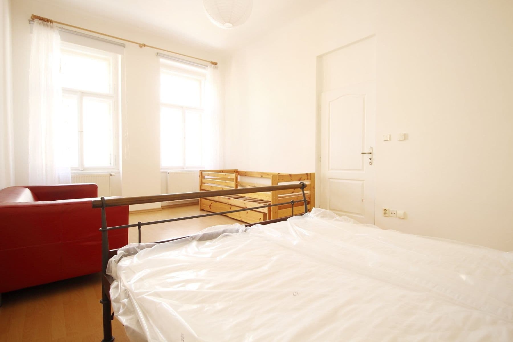 Prenájom bytu 1-izbový 47 m², Grafická, Praha, Praha Prenájom bytu 1-izbový 47 m², Grafická, Praha, Praha