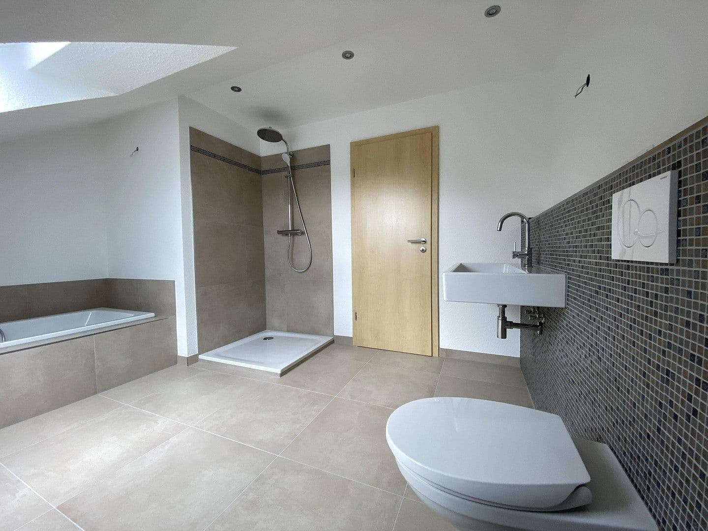 Prenájom bytu 4-izbový 149 m², Rödermark, Hesensko Prenájom bytu 4-izbový 149 m², Rödermark, Hesensko