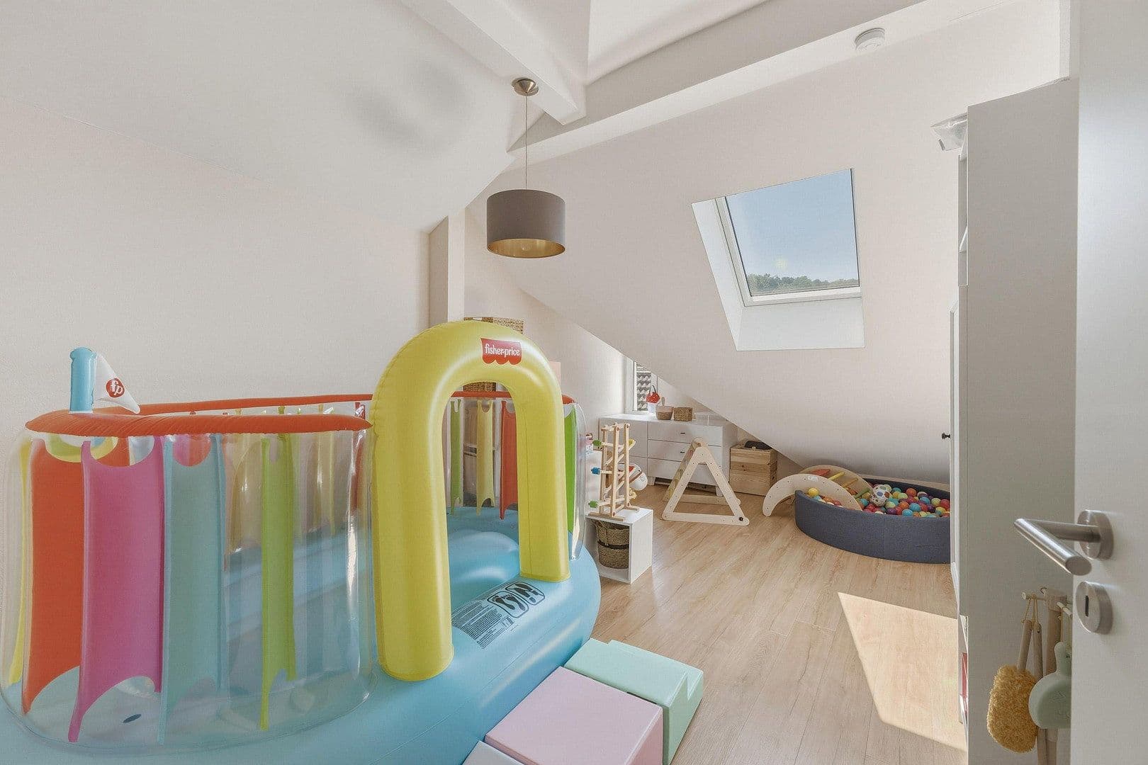 Prenájom domu 206 m², pozemok 128 m², Stuttgart, Bádensko-Wurttembersko Prenájom domu 206 m², pozemok 128 m², Stuttgart, Bádensko-Wurttembersko