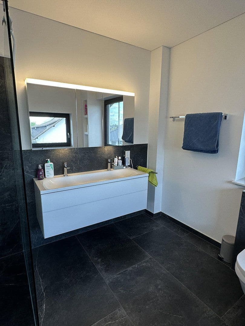 Prenájom domu 200 m², pozemok 500 m², Im Königsfeld 29, Sankt Katharinen, Porýnie-Falcko Prenájom domu 200 m², pozemok 500 m², Im Königsfeld 29, Sankt Katharinen, Porýnie-Falcko