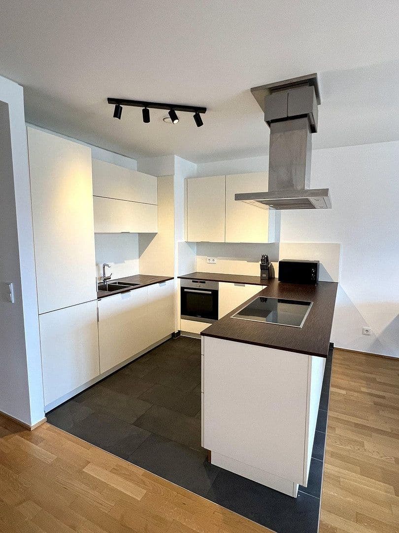 Prenájom bytu 2-izbový 79 m², Oskar-von-Miller-Str. 12, Frankfurt, Hesensko Prenájom bytu 2-izbový 79 m², Oskar-von-Miller-Str. 12, Frankfurt, Hesensko