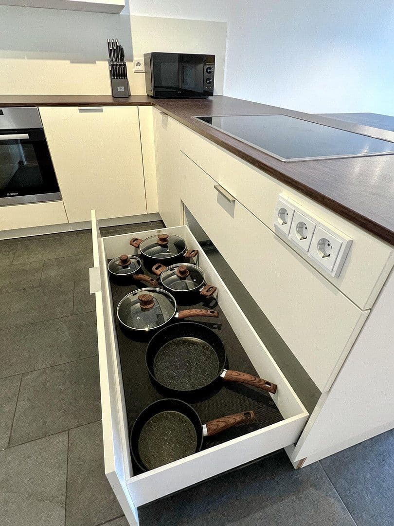 Prenájom bytu 2-izbový 79 m², Oskar-von-Miller-Str. 12, Frankfurt, Hesensko Prenájom bytu 2-izbový 79 m², Oskar-von-Miller-Str. 12, Frankfurt, Hesensko