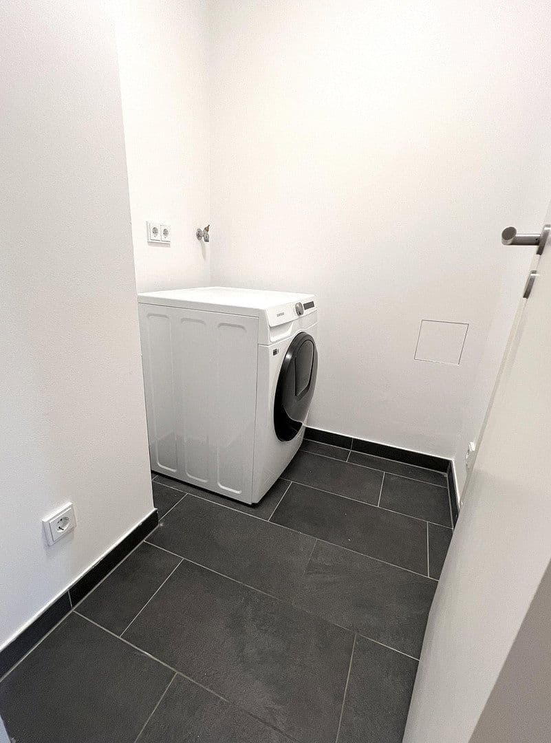 Prenájom bytu 2-izbový 79 m², Oskar-von-Miller-Str. 12, Frankfurt, Hesensko Prenájom bytu 2-izbový 79 m², Oskar-von-Miller-Str. 12, Frankfurt, Hesensko