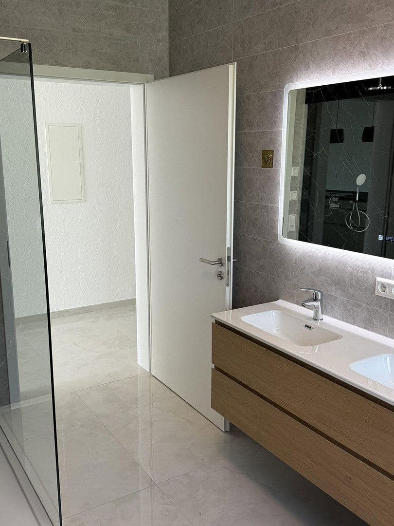 Prenájom bytu 3-izbový 127 m², Thomas-Schreiber-Weg 5 Wohnung oben, Bad Mergentheim, Bádensko-Wurttembersko Prenájom bytu 3-izbový 127 m², Thomas-Schreiber-Weg 5 Wohnung oben, Bad Mergentheim, Bádensko-Wurttembersko