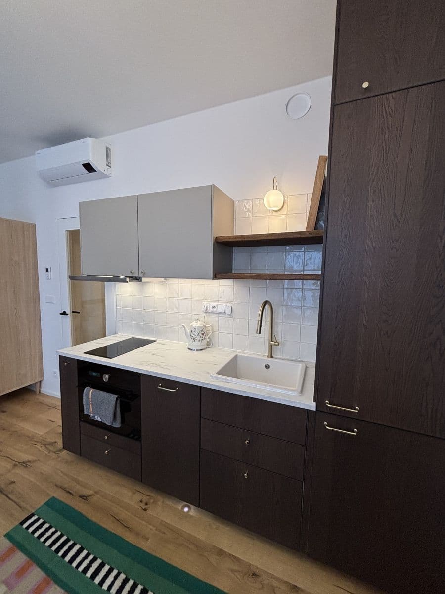 Prenájom bytu 32 m², Lumírova, Praha, Praha Prenájom bytu 32 m², Lumírova, Praha, Praha