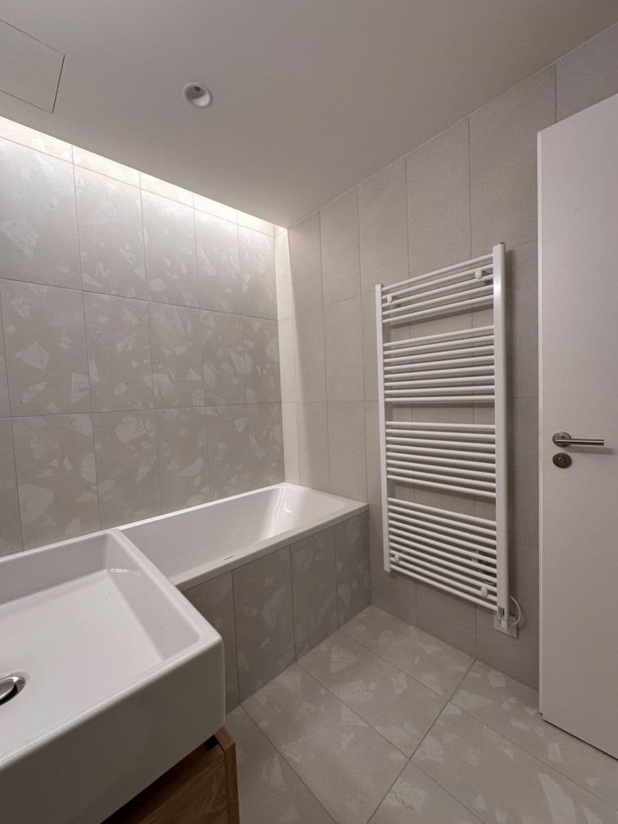 Prenájom bytu 2-izbový 52 m², U Komína, Praha, Praha Prenájom bytu 2-izbový 52 m², U Komína, Praha, Praha