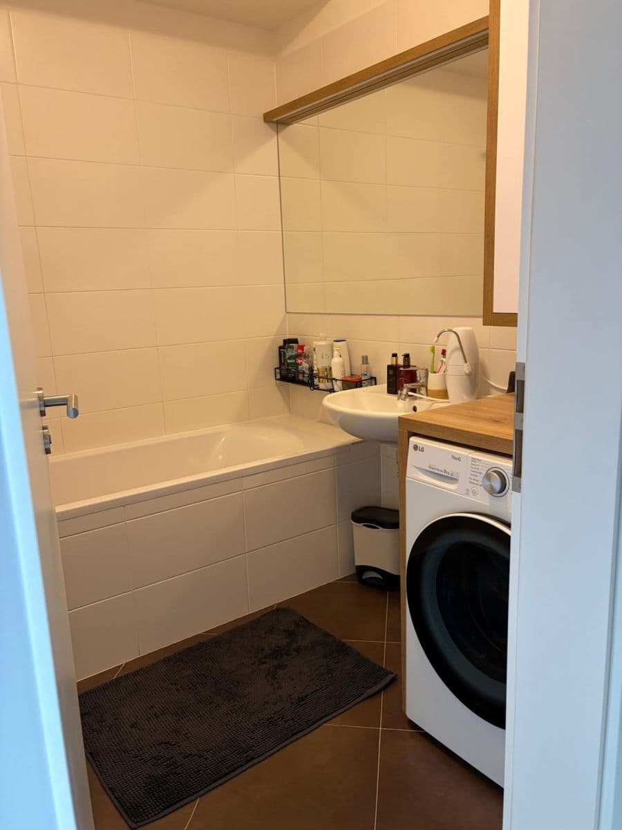 Prenájom bytu 3-izbový 80 m², Hlučkova, Praha, Praha Prenájom bytu 3-izbový 80 m², Hlučkova, Praha, Praha