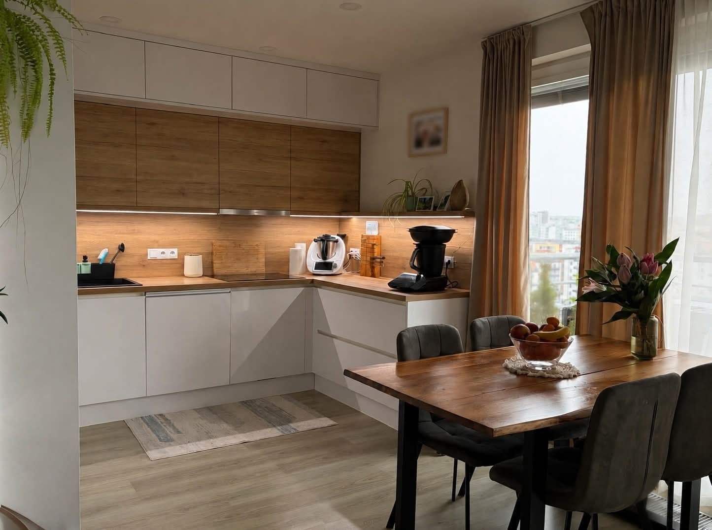 Prenájom bytu 3-izbový 80 m², Hlučkova, Praha, Praha Prenájom bytu 3-izbový 80 m², Hlučkova, Praha, Praha