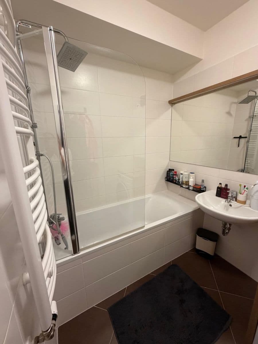 Prenájom bytu 3-izbový 80 m², Hlučkova, Praha, Praha Prenájom bytu 3-izbový 80 m², Hlučkova, Praha, Praha