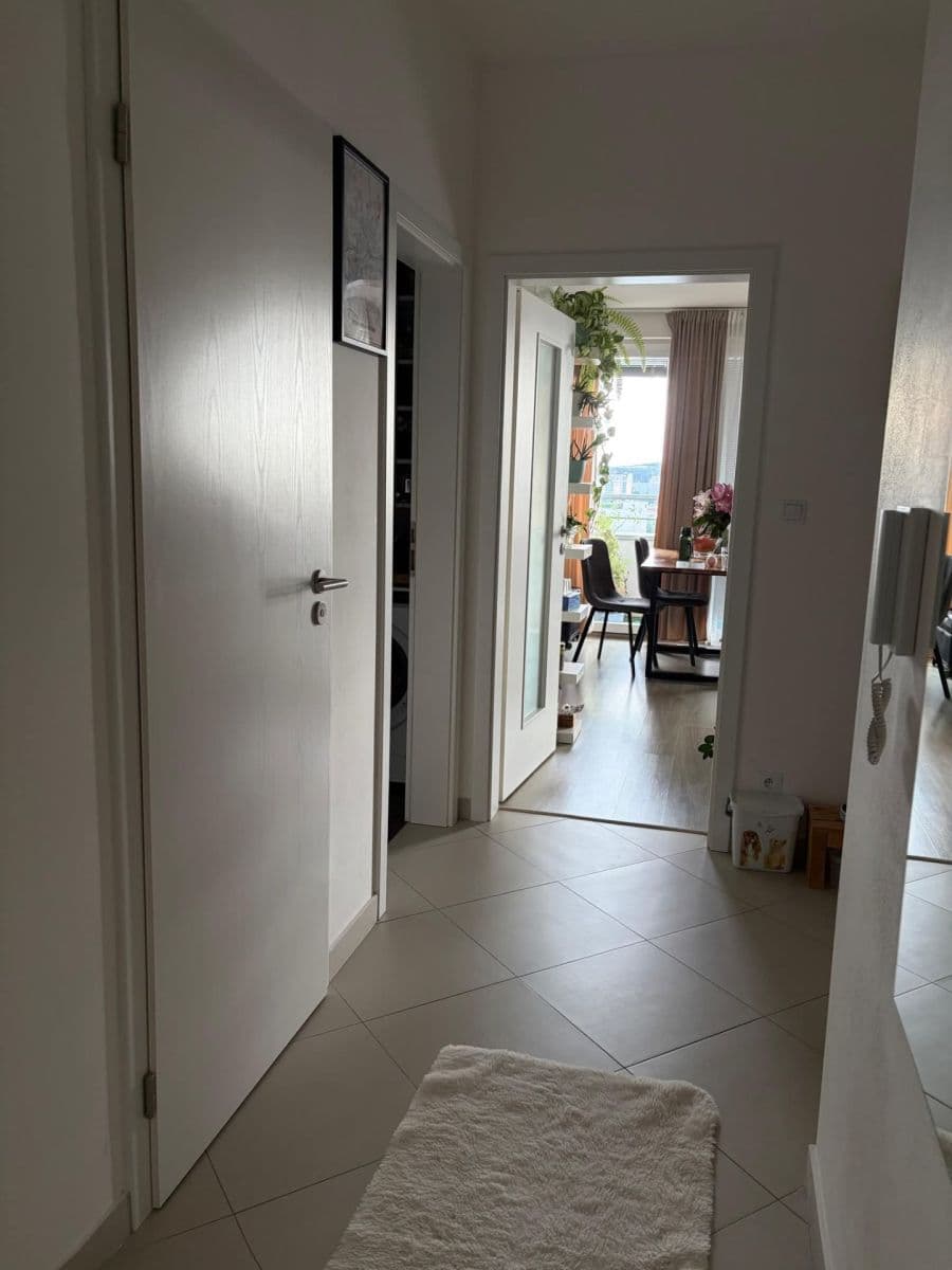 Prenájom bytu 3-izbový 80 m², Hlučkova, Praha, Praha Prenájom bytu 3-izbový 80 m², Hlučkova, Praha, Praha