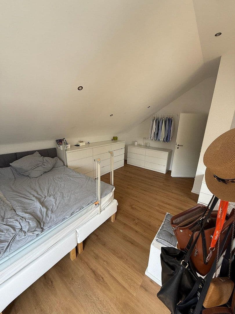 Prenájom bytu 4-izbový 103 m², Schwäbisch Gmünd, Bádensko-Wurttembersko Prenájom bytu 4-izbový 103 m², Schwäbisch Gmünd, Bádensko-Wurttembersko