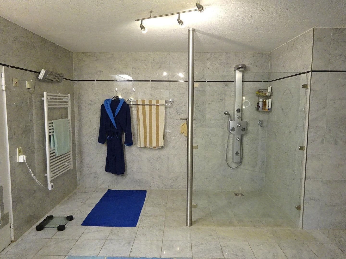 Prenájom bytu 6-izbový 290 m², Aichwald, Bádensko-Wurttembersko Prenájom bytu 6-izbový 290 m², Aichwald, Bádensko-Wurttembersko