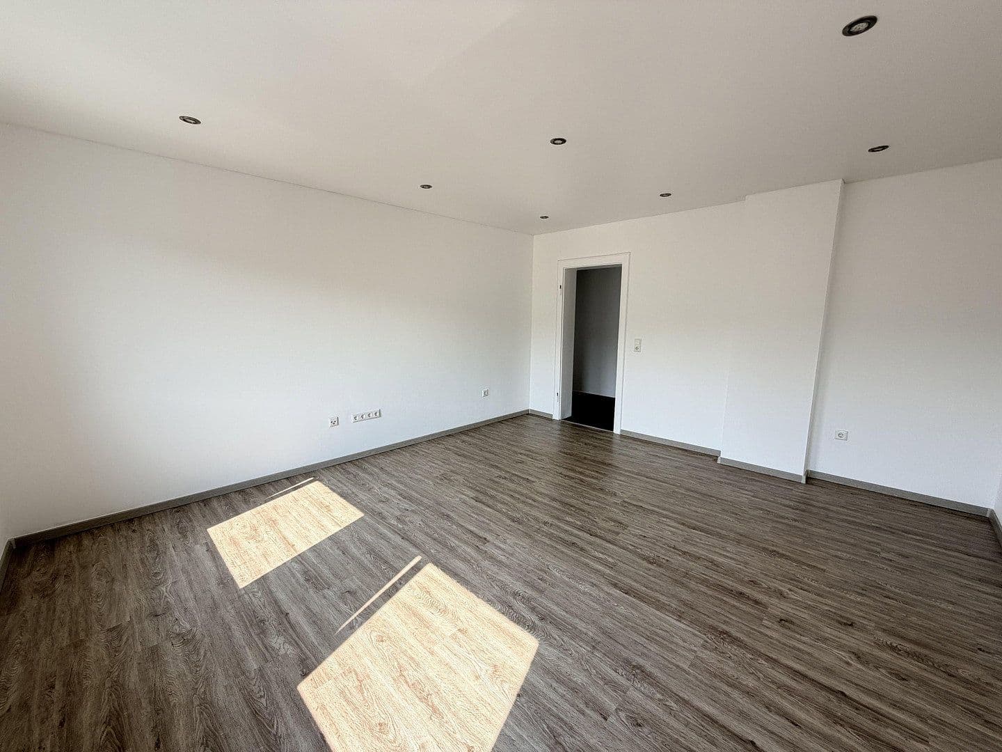 Prenájom bytu 3-izbový 65 m², Oldenburger Str. 24, Düsseldorf, Severné Porýnie - Westfálsko Prenájom bytu 3-izbový 65 m², Oldenburger Str. 24, Düsseldorf, Severné Porýnie - Westfálsko