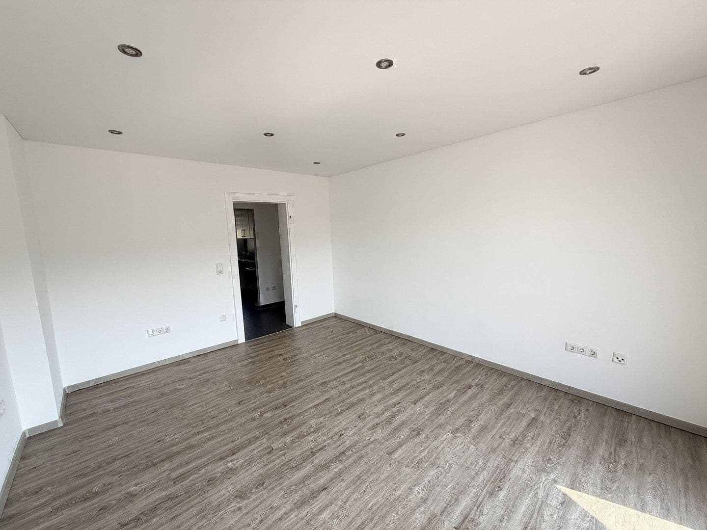 Prenájom bytu 3-izbový 65 m², Oldenburger Str. 24, Düsseldorf, Severné Porýnie - Westfálsko Prenájom bytu 3-izbový 65 m², Oldenburger Str. 24, Düsseldorf, Severné Porýnie - Westfálsko