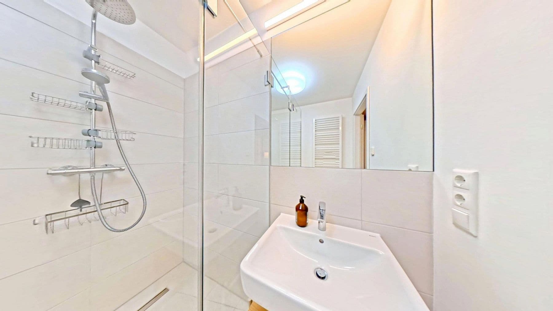 Prenájom bytu 3-izbový 72 m², Pasewalker str. 96, Berlin, Berlín Prenájom bytu 3-izbový 72 m², Pasewalker str. 96, Berlin, Berlín