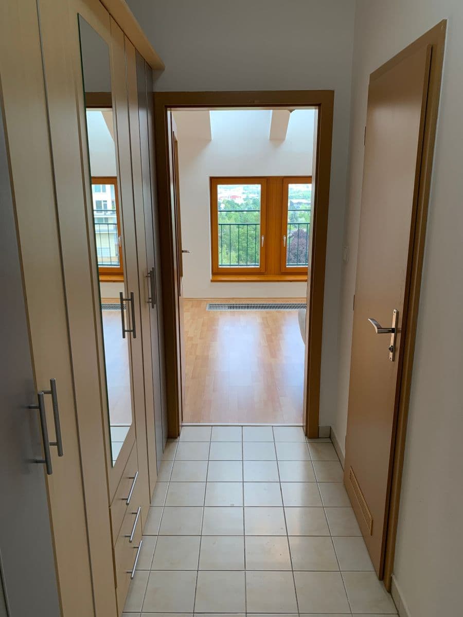Prenájom bytu 1-izbový 37 m², Padovská, Praha, Praha Prenájom bytu 1-izbový 37 m², Padovská, Praha, Praha