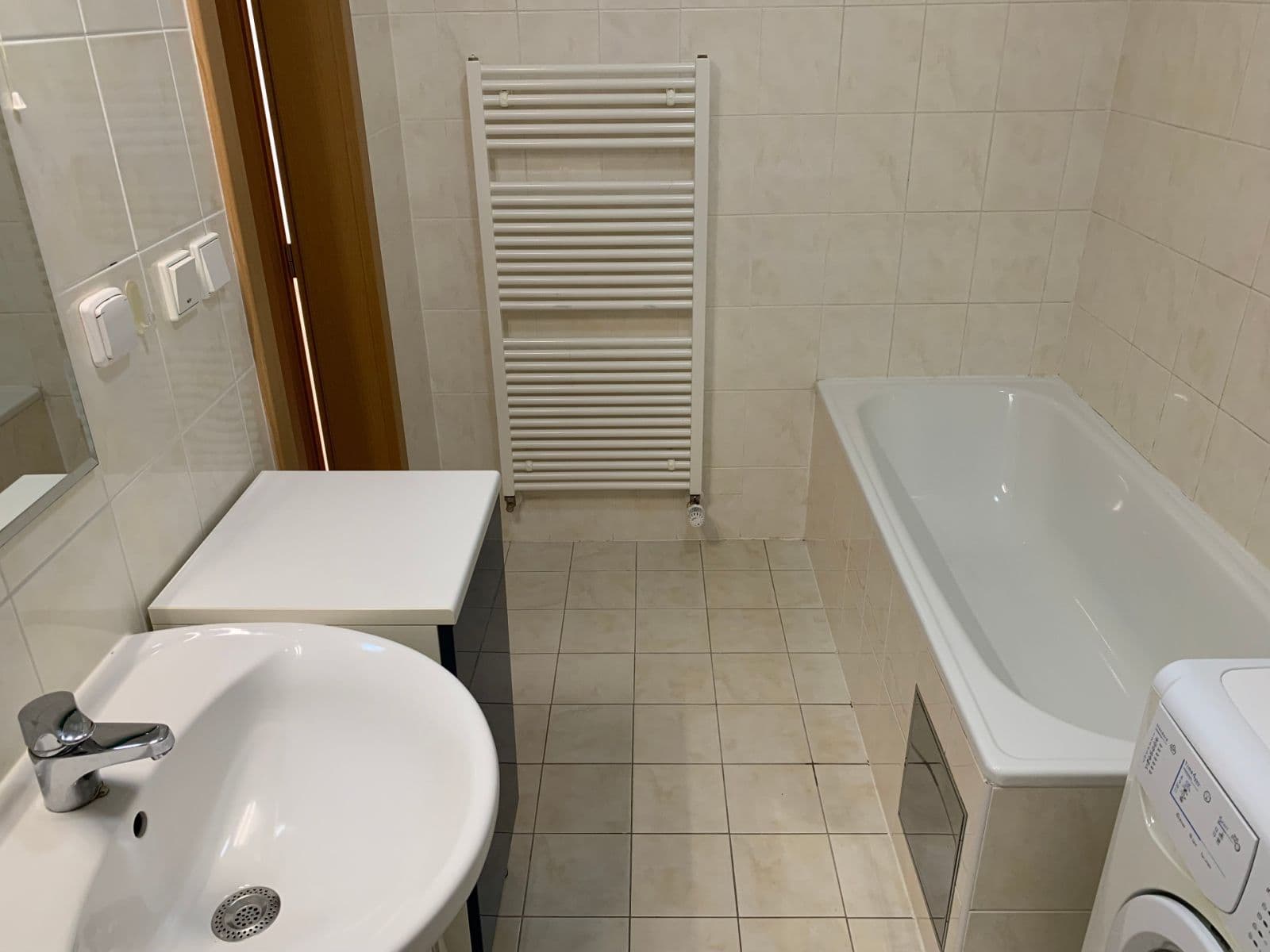 Prenájom bytu 1-izbový 37 m², Padovská, Praha, Praha Prenájom bytu 1-izbový 37 m², Padovská, Praha, Praha