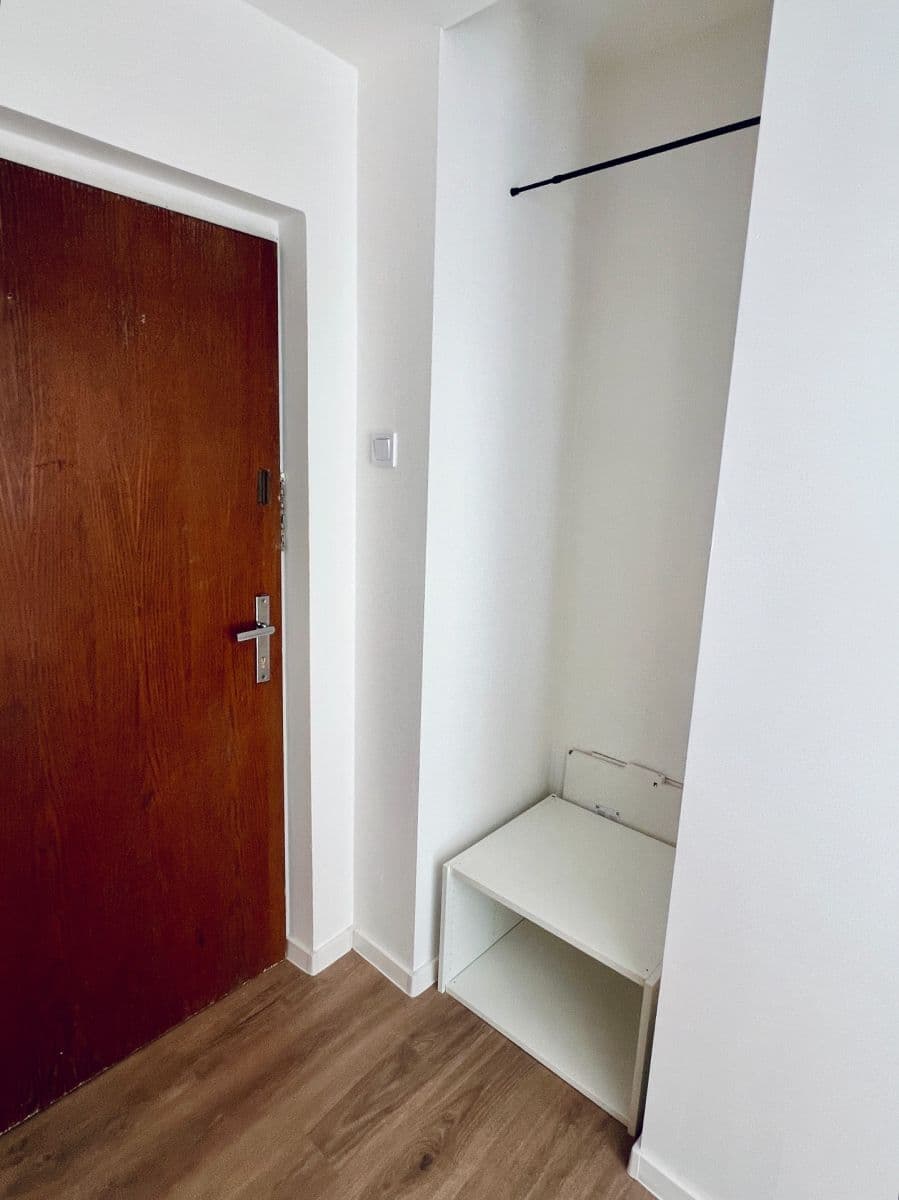 Prenájom bytu 1-izbový 20 m², Na Okruhu, Praha, Praha Prenájom bytu 1-izbový 20 m², Na Okruhu, Praha, Praha