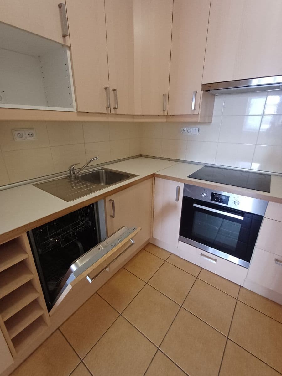 Prenájom bytu 3-izbový 80 m², Ukrajinská, Praha, Praha Prenájom bytu 3-izbový 80 m², Ukrajinská, Praha, Praha