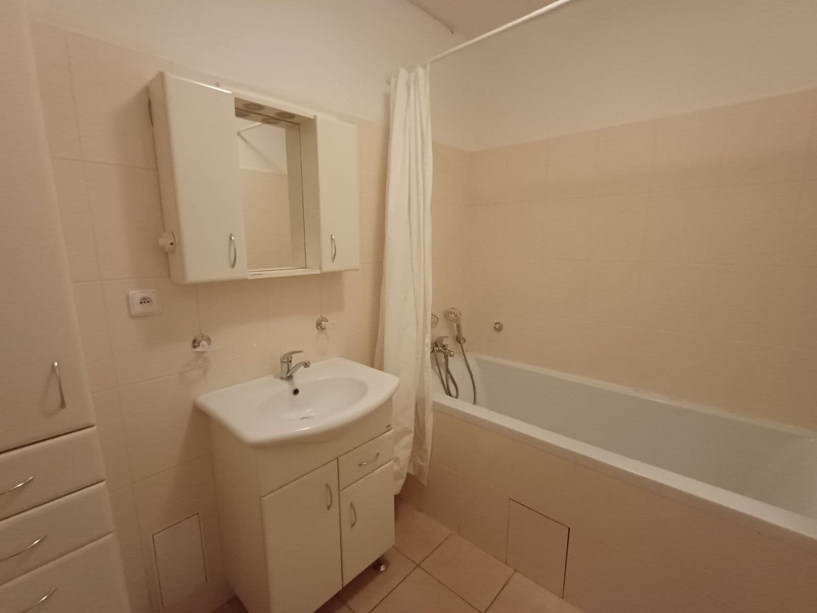 Prenájom bytu 3-izbový 80 m², Ukrajinská, Praha, Praha Prenájom bytu 3-izbový 80 m², Ukrajinská, Praha, Praha