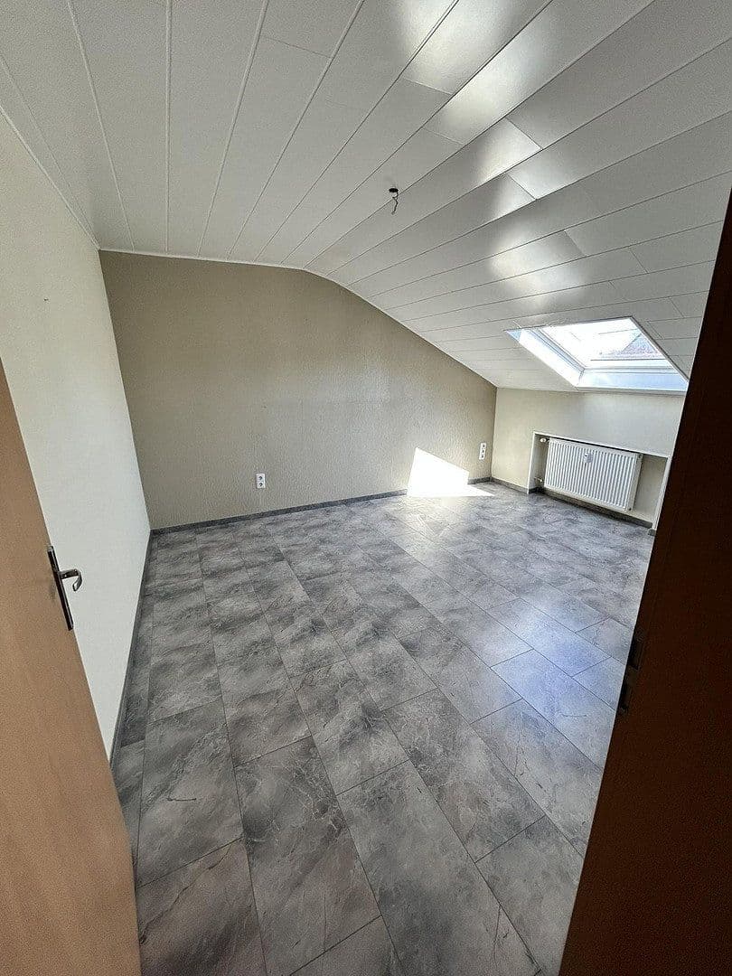 Prenájom bytu 4-izbový 111 m², Saarbrücken, Sársko Prenájom bytu 4-izbový 111 m², Saarbrücken, Sársko