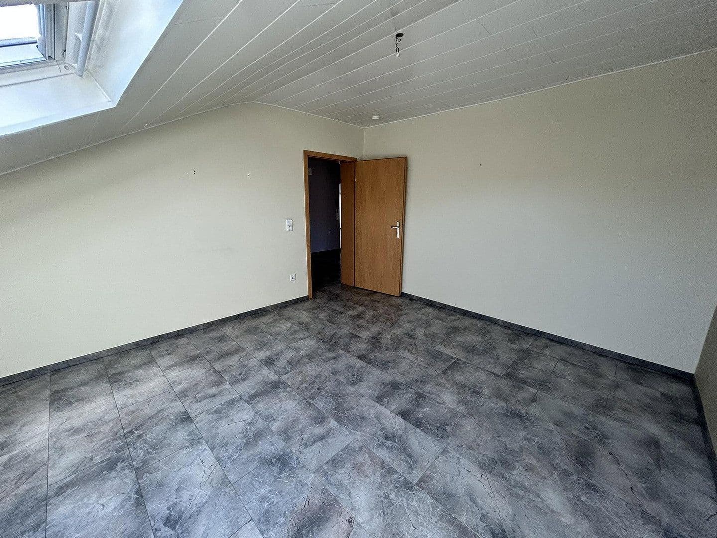 Prenájom bytu 4-izbový 111 m², Saarbrücken, Sársko Prenájom bytu 4-izbový 111 m², Saarbrücken, Sársko