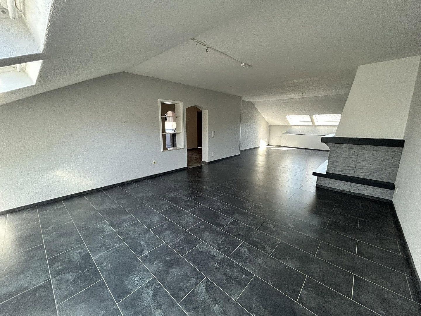 Prenájom bytu 4-izbový 111 m², Saarbrücken, Sársko Prenájom bytu 4-izbový 111 m², Saarbrücken, Sársko
