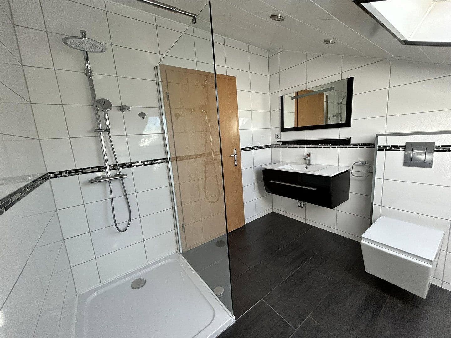 Prenájom bytu 4-izbový 111 m², Saarbrücken, Sársko Prenájom bytu 4-izbový 111 m², Saarbrücken, Sársko