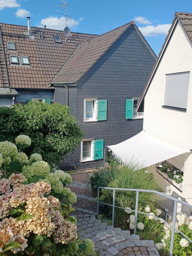 Prenájom bytu 4-izbový 105 m², Solingen, Severné Porýnie - Westfálsko Prenájom bytu 4-izbový 105 m², Solingen, Severné Porýnie - Westfálsko
