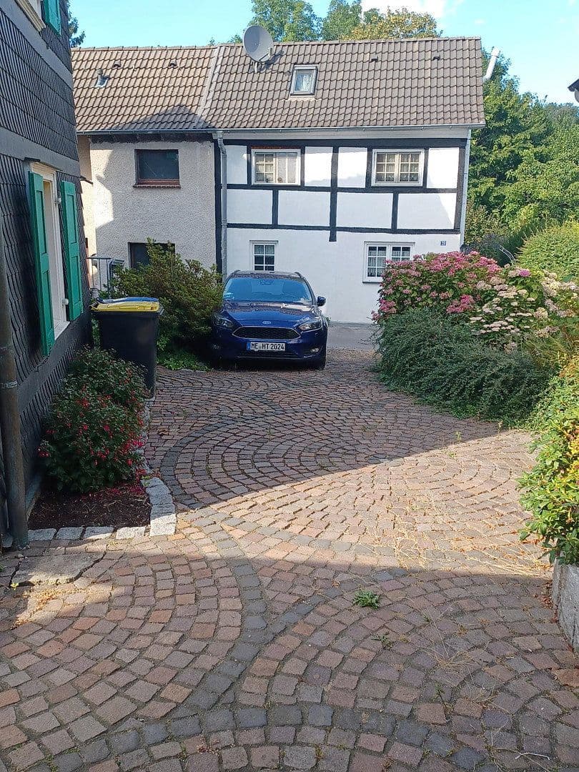 Prenájom bytu 4-izbový 105 m², Solingen, Severné Porýnie - Westfálsko Prenájom bytu 4-izbový 105 m², Solingen, Severné Porýnie - Westfálsko