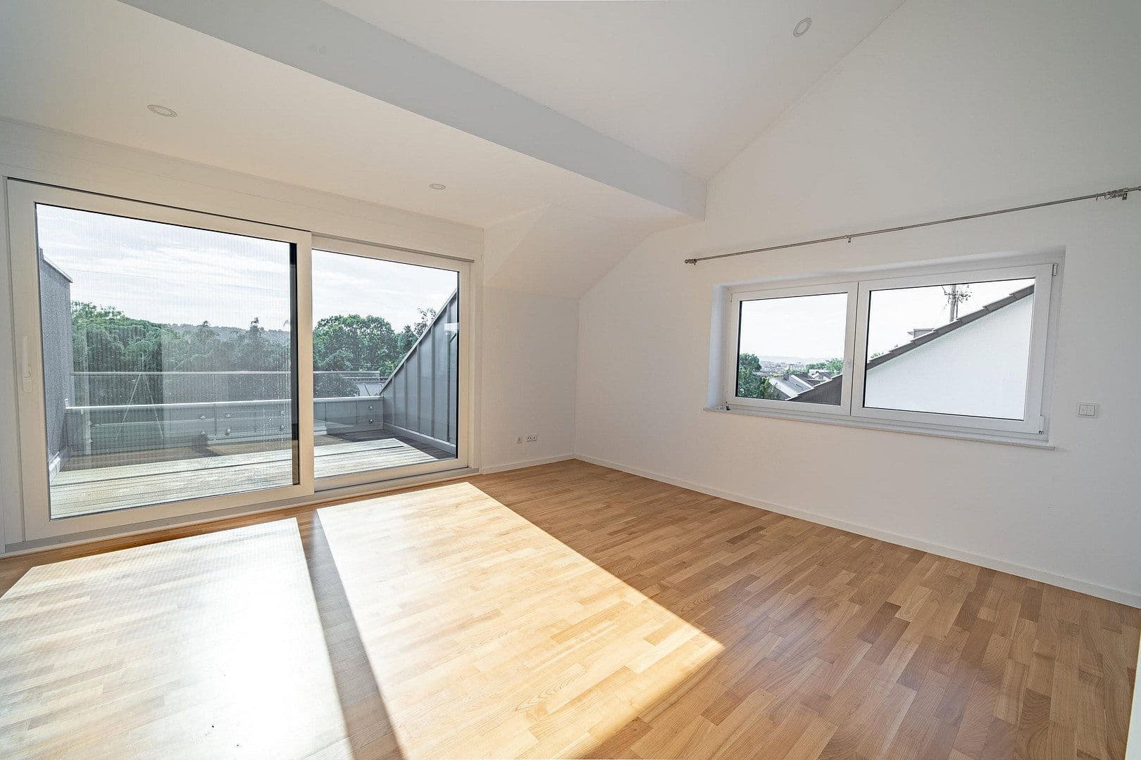 Prenájom bytu 4-izbový 210 m², Koblenz, Porýnie-Falcko Prenájom bytu 4-izbový 210 m², Koblenz, Porýnie-Falcko