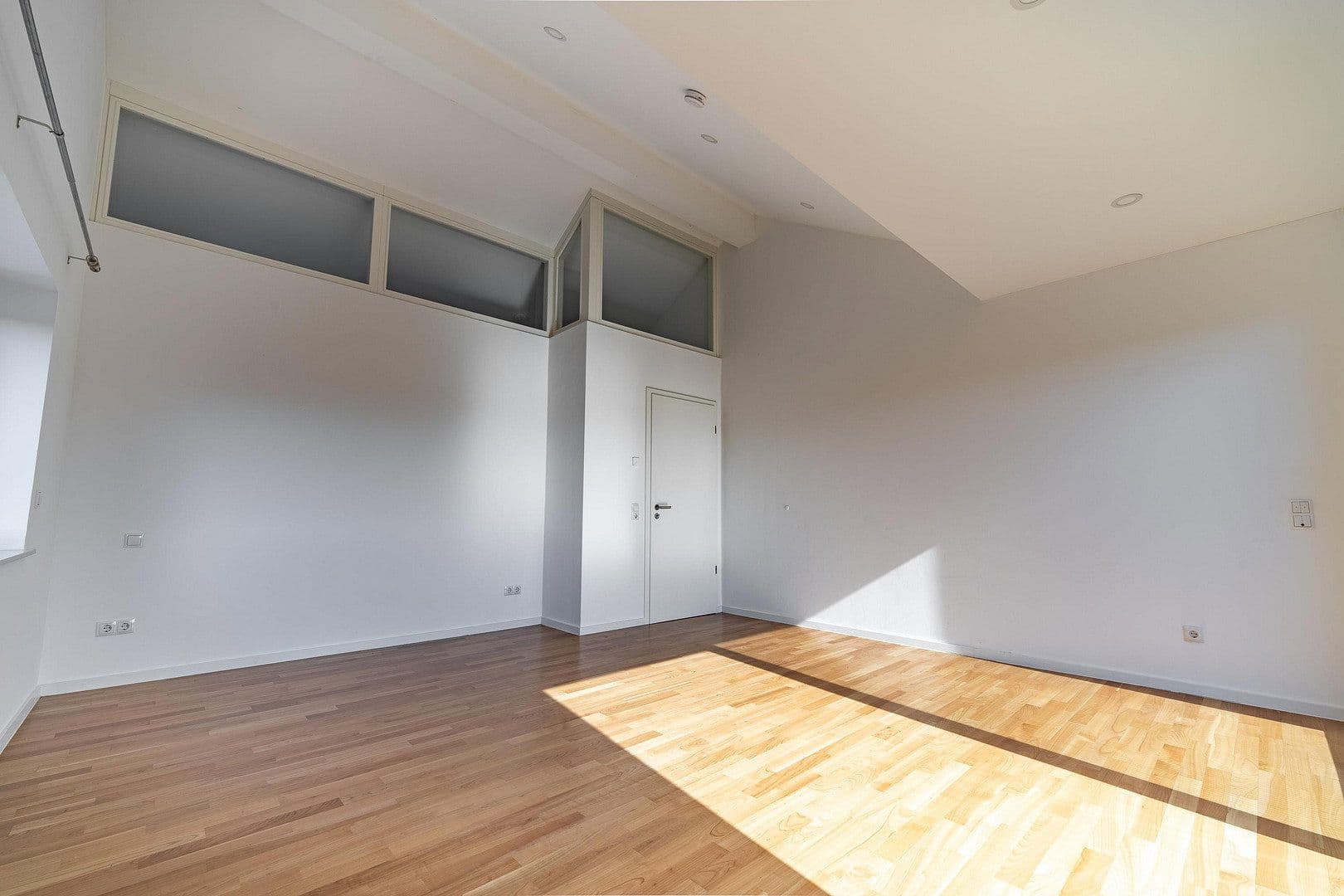Prenájom bytu 4-izbový 210 m², Koblenz, Porýnie-Falcko Prenájom bytu 4-izbový 210 m², Koblenz, Porýnie-Falcko