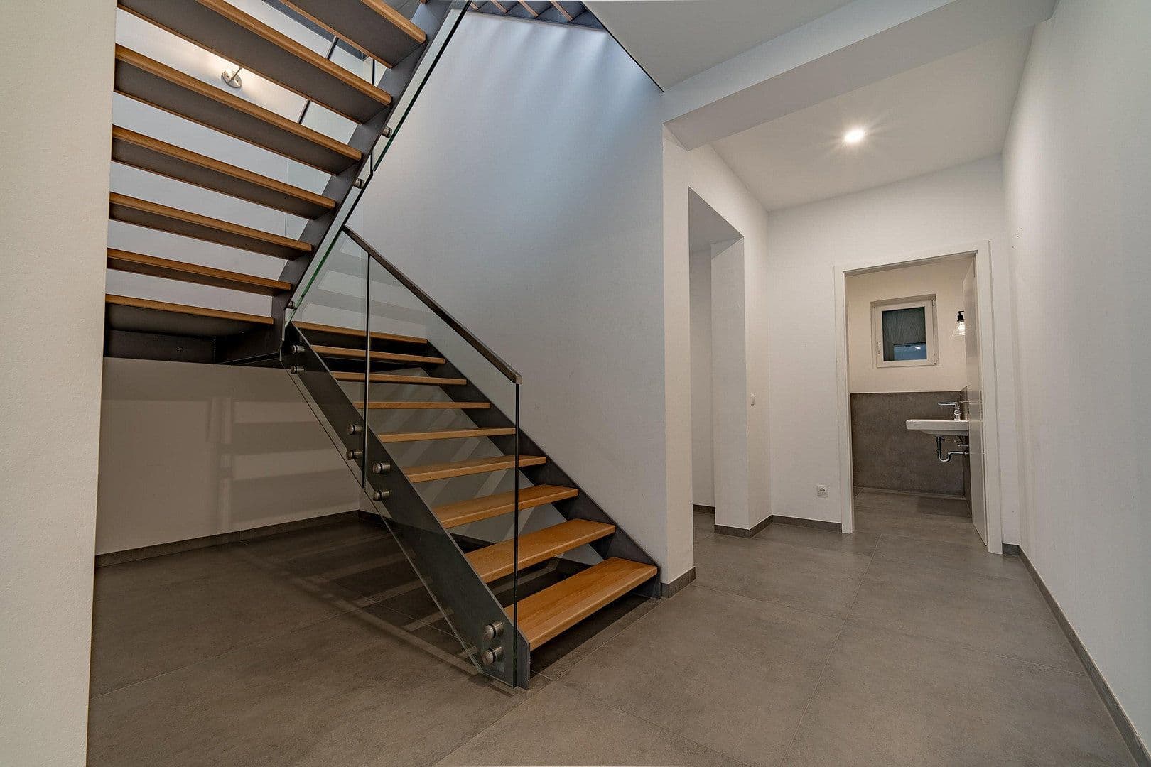 Prenájom bytu 4-izbový 210 m², Koblenz, Porýnie-Falcko Prenájom bytu 4-izbový 210 m², Koblenz, Porýnie-Falcko