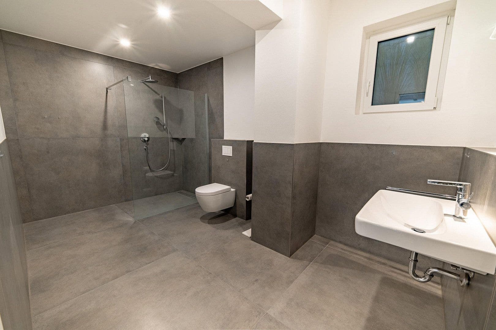 Prenájom bytu 4-izbový 210 m², Koblenz, Porýnie-Falcko Prenájom bytu 4-izbový 210 m², Koblenz, Porýnie-Falcko