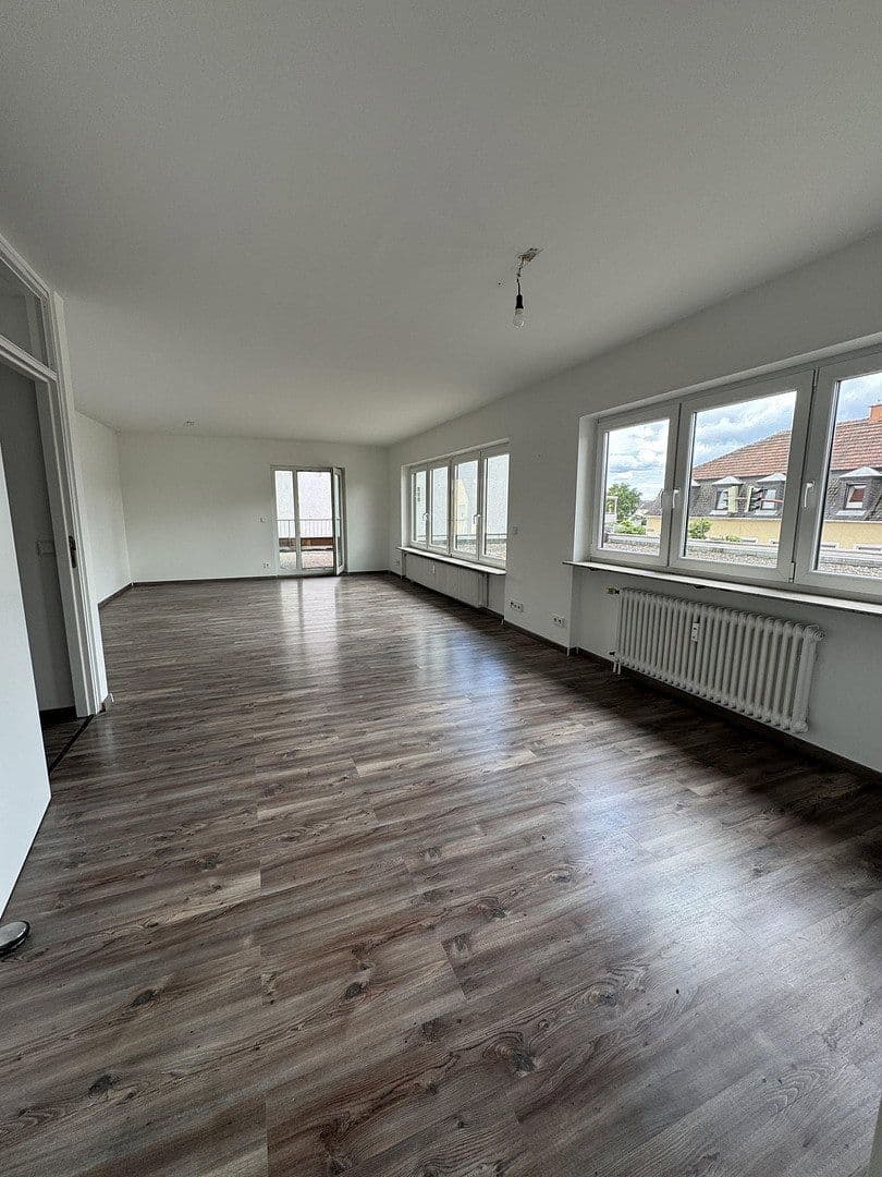 Prenájom bytu 4-izbový 115 m², Brühl, Bádensko-Wurttembersko Prenájom bytu 4-izbový 115 m², Brühl, Bádensko-Wurttembersko