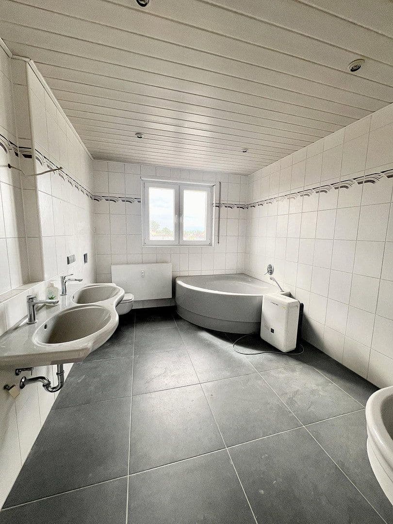 Prenájom bytu 4-izbový 149 m², Brühl, Bádensko-Wurttembersko Prenájom bytu 4-izbový 149 m², Brühl, Bádensko-Wurttembersko