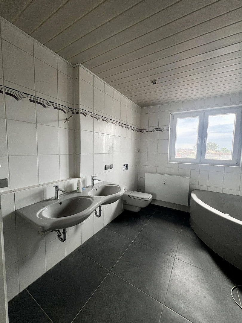 Prenájom bytu 4-izbový 149 m², Brühl, Bádensko-Wurttembersko Prenájom bytu 4-izbový 149 m², Brühl, Bádensko-Wurttembersko
